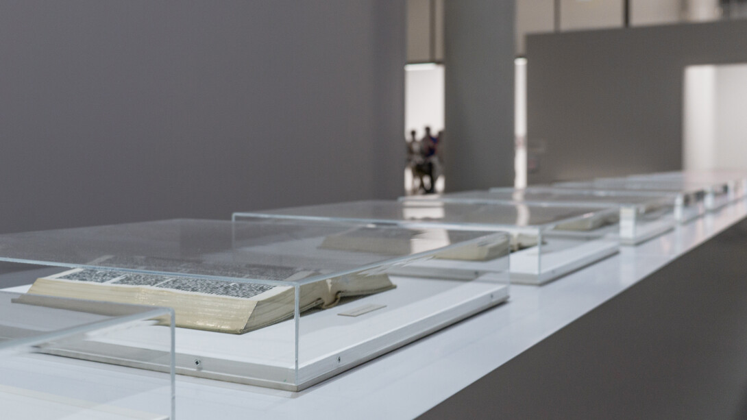 Livros clássicos de literatura conservados em museu sobre arte