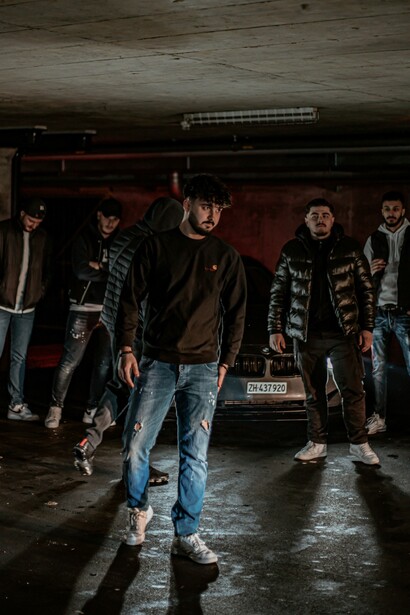 TikTok e Instagram non sono solo vetrine di outfit e lifestyle per i maranza, ma anche strumenti di aggregazione e di sfida tra bande giovanili