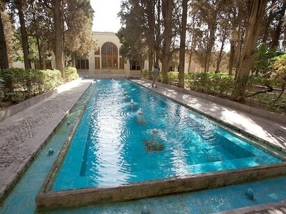 I giardini persiani, sono progettati con geometrie precise e simmetriche, riflettendo l'ordine cosmico e la perfezione divina. Giardino di Fin o Bagh-e Fin, Kashan, Iran