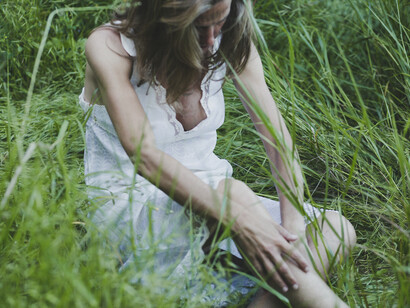 Porque la psicopatía no es una cuestión de blanco o negro en la que se es o no se es. Mujer psicópata tirada en el pasto 