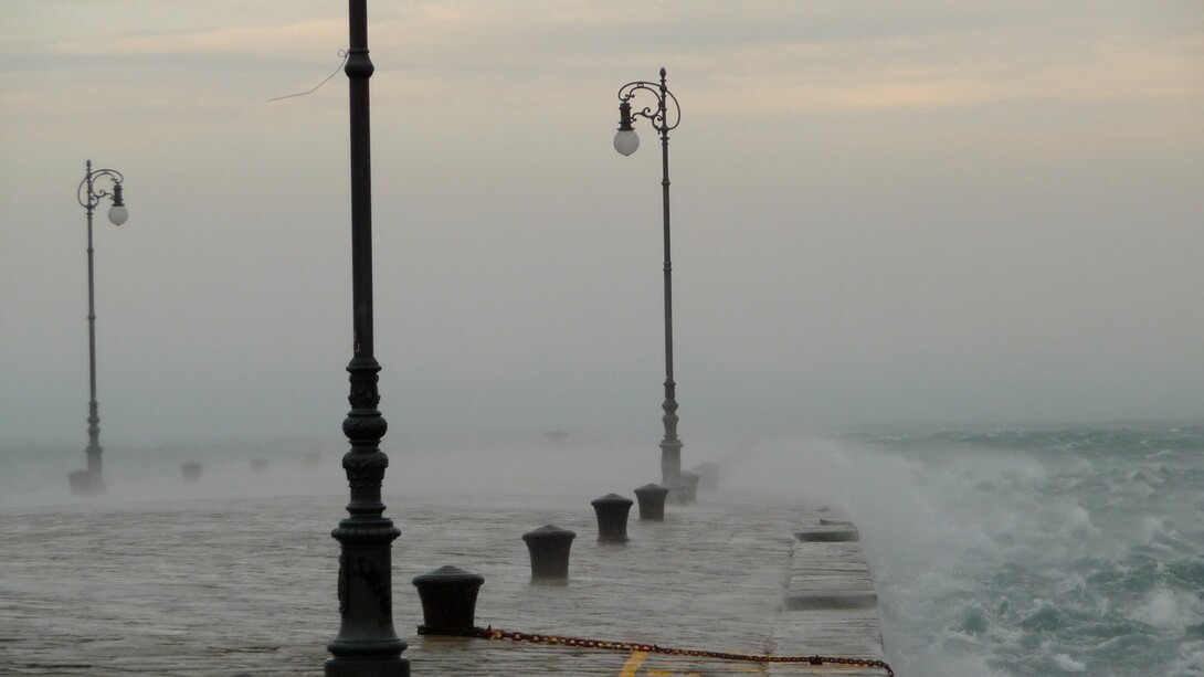 La Bora si manifesta sul Molo Audace, Trieste, Italia