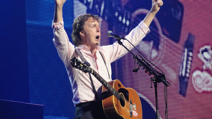 Paul McCartney termina de interpretar "Yesterday" en uno de sus conciertos