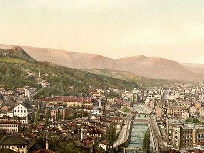 Sarajevo vista do Norte. Eu fiquei paralisada diante da Biblioteca, imaginando os bombardeios vindos das montanhas. Felizmente o edifício foi reconstruído, mas o que se perdeu entre as chamas jamais será recuperado. Trebević sabe disso e parece se desculpar por ter sido palco do cerco de Sarajevo e pela cumplicidade na destruição daquela que sempre contemplou com reverência