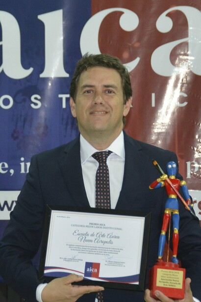 Pablo Rojas, en nombre de la "Asociación Nueva Acrópolis / Escuela de Artes Aurea en Centro Cultural San José", recibiendo el galardón a la labor institucional