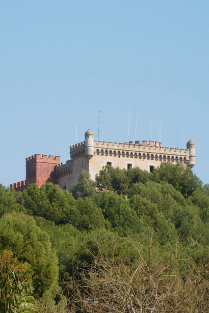 Durante siglos el Castell fue utilizado como fortaleza de defensa contra las invasiones árabes y, entre los siglos XVI y XVII, contra los ataques de piratas berberiscos