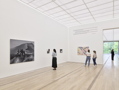 Divers artistes, There is only one thing I fear in life, my friend: One day, the black will swallow the red, vue d’exposition. Avec l’aimable autorisation de la Fondation Beyeler