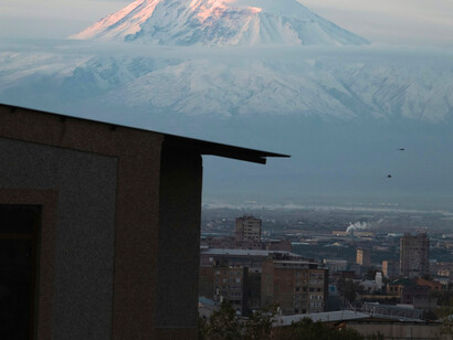 Dans la lumière froide du matin, cette montagne majestueuse surplombant Yerevan rappelle combien l’histoire du pays reste intimement liée à sa terre et à ses légendes