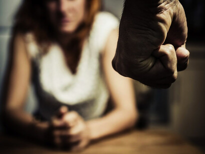Comportement violent dû au stress de la pandémie 