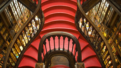 Veduta della scala della Libreria Lello e Irmão