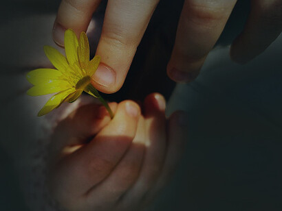 Il compito di chi sta accanto al dolore è anche quello di contribuire in qualche modo a trasformarlo in energia positiva