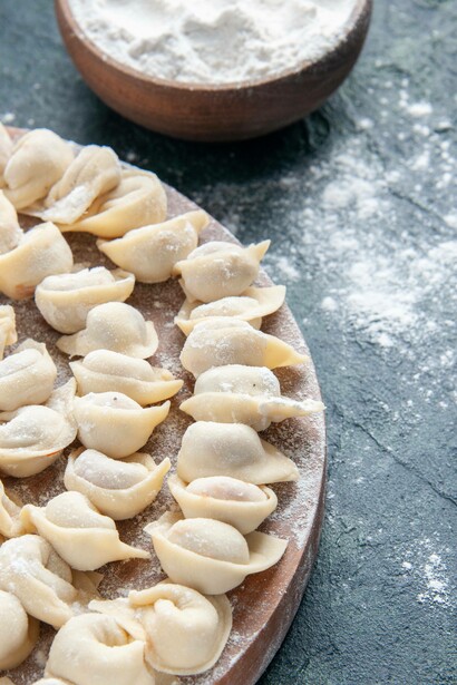 Tagliere con composizione di tortellini di Bologna 