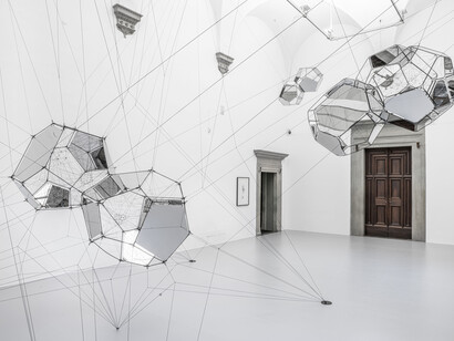 Tomás Saraceno (Argentina, 1973), Connectome, 2020 
Atmosfera  costellata  di  complessi  sistemi  geometrici  che  formano  delle 
nuvole.  Strutture  irregolari  che  ricordano  le  forme  poliedriche  di  Weaire‐
Phelan di schiuma e bolle di sapone, le cui forme straordinarie rappresentano 
un  invito  a  impegnarsi  partendo  da  direzioni  diverse,  mentre  superfici  a 
specchio riflettono i raggi del sole in un gioco di luci e ombre. 
Courtesy  the  artist;  Andersen’s,  Copenhagen;  Ruth  Benzacar,  Buenos  Aires; 
Tanya Bonakdar Gallery, New York/Los Angeles; Pinksummer Contemporary 
Art, Genova; Esther Schipper, Berlin 
© Photography by Ela Bialkowska, OKNO Studio 