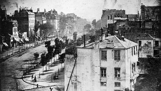 Daguerreótipo: Boulevard du Temple (primeiras figuras humanas registadas numa fotografia),1838, por Daguerre