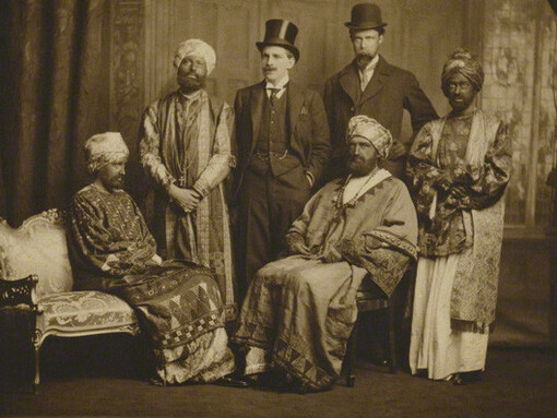 «Los farsantes del Dreadnought»: una broma llevada a cabo por el poeta Horace de Vere Cole y otros cinco compañeros el 7 de febrero de 1910 (entre ellos Virginia: a la izquierda, sentada con barba), que puso en ridículo a la Armada británica