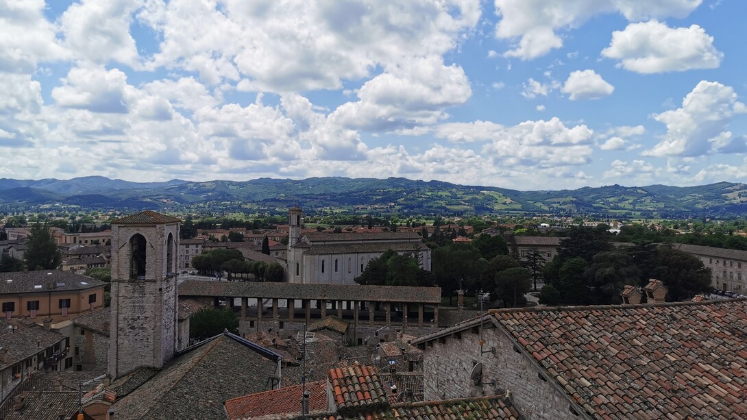 Gubbio è una delle città medievali meglio conservate d'Italia, adagiata sulle pendici del Monte Ingino nel cuore dell'Umbria. Gubbio, Italia