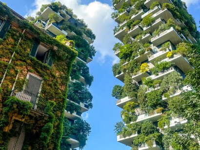 Sustainable architecture beautifully showcases itself on a building adorned with lush greenery, creating a harmonious blend of eco-friendliness and aesthetics