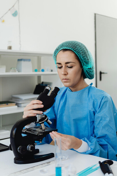 Analista clínica trabajando en un laboratorio. Es imperativo desarrollar un sistema de detección y diagnóstico para enfrentar futuras crisis sanitarias