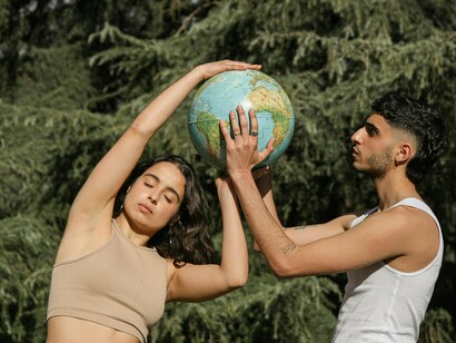 Enquanto a tecnologia avança, o planeta enfrenta uma crise climática sem precedentes. O aquecimento global está a alterar o equilíbrio natural da Terra e já sentimos as consequências ao dia de hoje. 
A resposta a essa crise determinará o futuro da humanidade