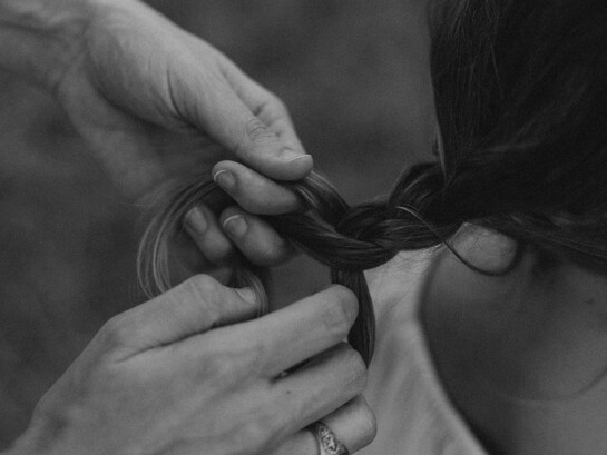 In molte culture, i rituali legati ai capelli vengono condivisi tra generazioni, trasformandosi in occasioni di vicinanza e trasmissione di saperi