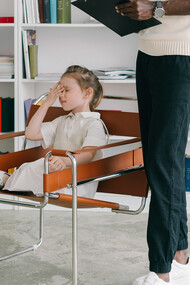 Psicólogo com criança diagnosticada com TEA e agora sua pequena paciente na clínica
