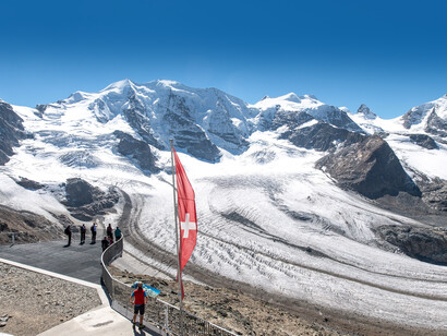 Pontresina (Svizzera), una delle tappe del Bernina Express. I ghiacciai del Bernina e del Pers visti dal rifugio del Diavolezza