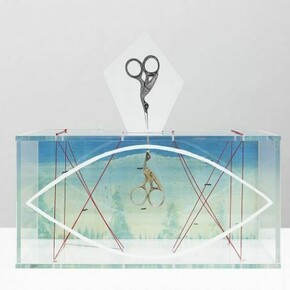Damián Ortega, How to make illusions, 2013,
Scissors, print, thread, cardboard and Plexiglas vitrine, 15 x 30 x 15 cm, © Damián Ortega, Photo: Ben Westoby, Courtesy White Cube