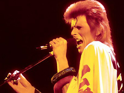 David Bowie. Il punto di non ritorno per questo guizzo iconoclasta fu segnato dalla insuperabile esibizione a "Top of the Pops", il programma di punta della BBC. In quell'indimenticabile 6 luglio Ziggy ha i capelli arancioni, ammicca, punta il dito verso ognuno dei potenziali spettatori davanti al piccolo schermo, mandandoli in estasi
