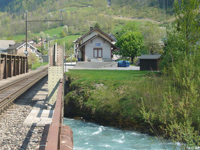 Pepín, valiente, viajó en tren 40 km desde Zúrich hasta Rapperswil, cerca del lago. Estación de Rüti y puente sobre el río Linth, Suiza