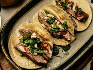 Comida temperada com coentro. Em Portugal, o coentro representa a erva aromática mais importante em termos de área, representando 17,14ha do total de 27,96ha de área de plantas aromáticas, medicinais e condimentares para comercialização em verde. Na região do Alentejo apresenta sinónimos comuns como coendro, coriandro, ceandro e cheirinhos