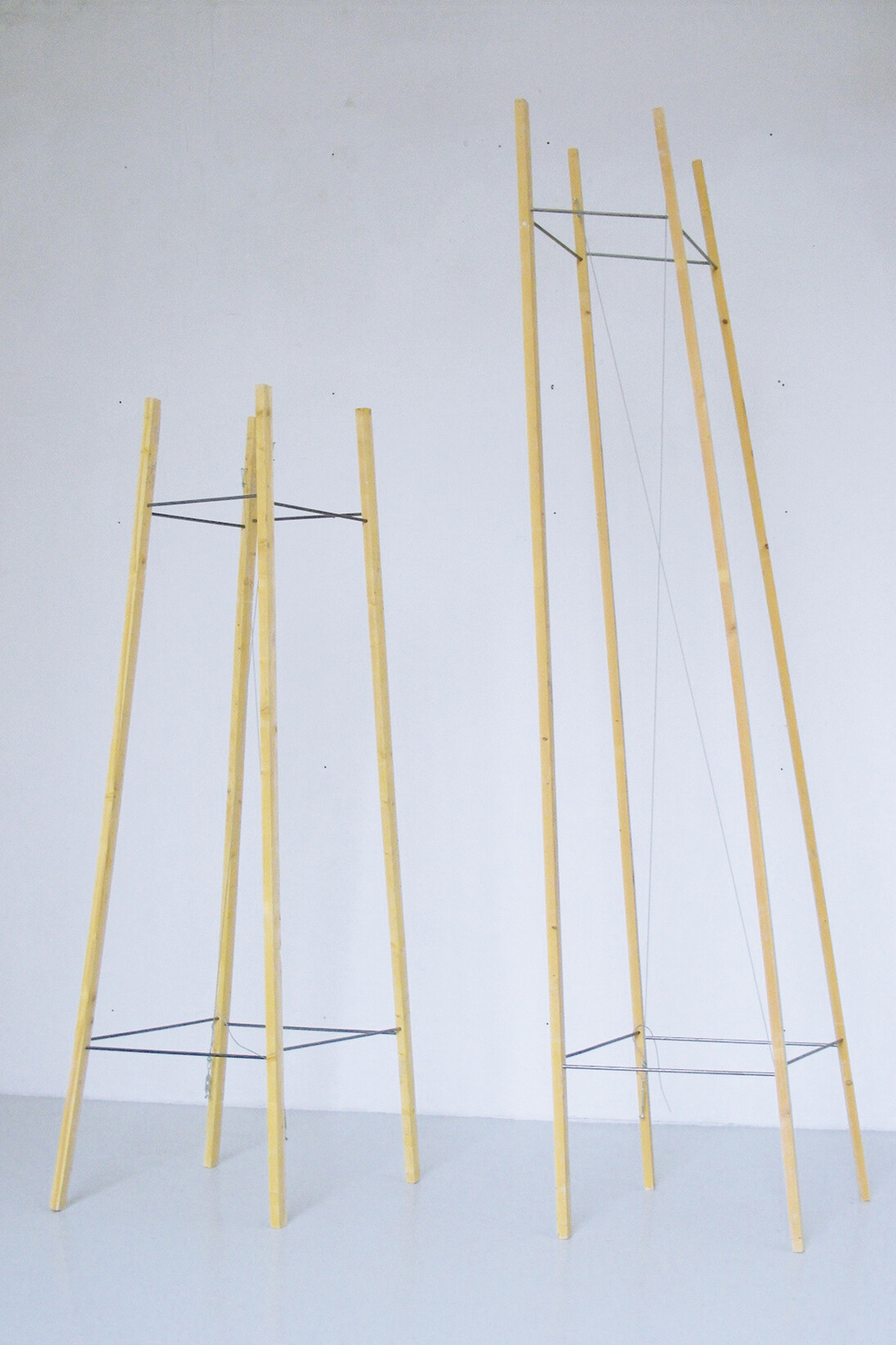 Cyril Zarcone, Pylônes, 2012, bois, tubes et câbles en acier, 300 x 75 x 75 cm & 400 x 75 x 75 cm, Courtesy Cyril Zarcone