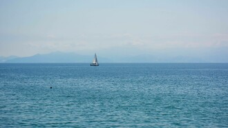 Barca a vela che naviga in mare aperto: "Chi veleggia con metodo ha più probabilità di ‘navigare miglior acque’ e di far ormeggiare la navicella del proprio ingegno a quel glorioso porto al quale vuol farla attraccare"