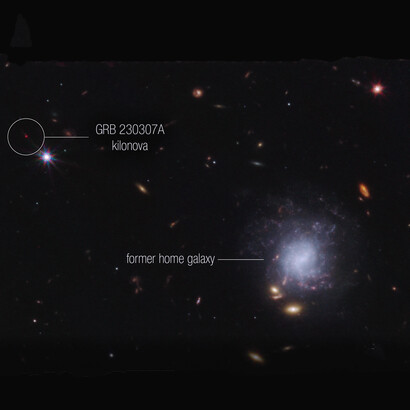 Un'immagine della kilonova GRB 230307A e della galassia da cui provenivano le stelle di neutroni, ripresa dalla NIRCam (Near-Infrared Camera) del telescopio Webb, con frecce di orientamento, una barra di scala e una legenda dei colori a titolo di riferimento. NASA, ESA, CSA, STScI, Andrew Levan (IMAPP, Warw)