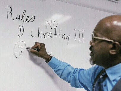 L'enseignant explique les règles du test avant le début de l'examen