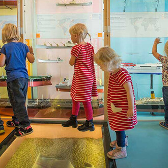 Shipping & Shopping. Courtesy of Sjöhistoriska museet