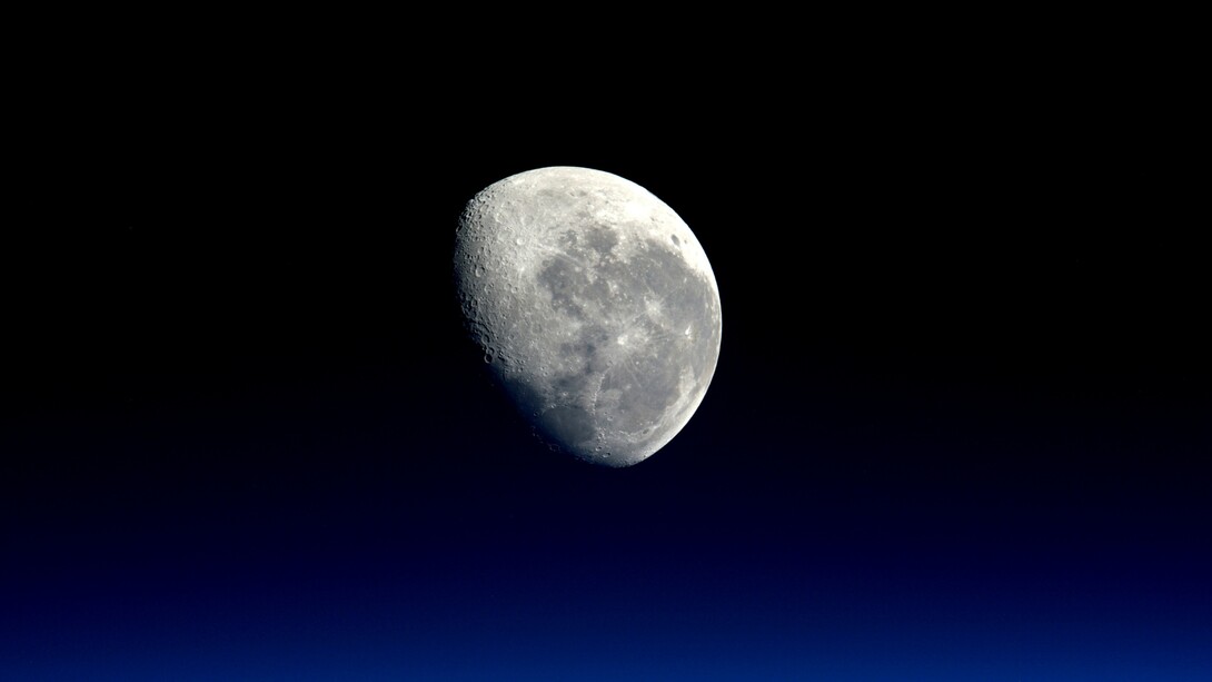 Il 1° aprile 2026 Artemis II ha riportato quattro astronauti nei pressi della Luna, oltre cinquant’anni dopo Apollo 17, completando con successo un volo di circa dieci giorni attorno al nostro satellite. Foto della Luna, credits: NASA