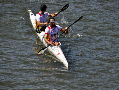 En Ribadesella, la llegada se celebra con entusiasmo. Descenso Internacional del Sella 2016. Llegada a meta de los ganadores en K-2: Bouzán y Fiuza, Ribadesella, Asturias, España