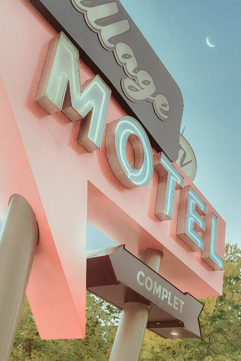 Il cartellone rosa di un Motel tipico in California, Stati Uniti