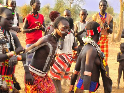 Jovens da tribo Hamar, na Etiópia. Primeiro, precisei pegar um ônibus de Nairobi até Moyale, na fronteira do Quênia com a Etiópia. Foram mais de 18 horas de viagem, um ônibus velho, poltronas duras, muitos homens e eu, a única estrangeira ali. A partir dali, cruzei a fronteira para a Etiópia, onde passei a noite, já que não havia mais ônibus para o próximo destino naquele horário. Atravessar a Etiópia de ônibus foi um verdadeiro teste de paciência. As estradas são longas e não há transporte regular de hora em hora, o que me obrigava a dormir em várias cidades durante o percurso
