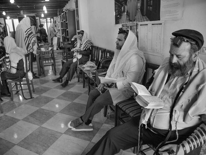 Ferdinando Scianna, Preghiera del mattino nella sede del gruppo Chabad-Lubavitch / Morning prayer at the seat of the Chabad-Lubavitch movement © Ferdinando Scianna / Magnum Photos. Courtesy of Casa dei Tre Oci 