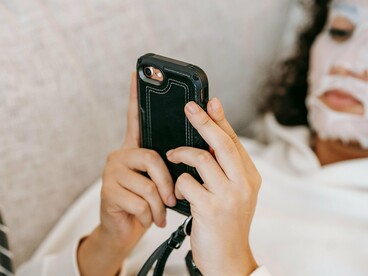 Mulher se distrai ao celular, entediada. Convido-lhe a caminhar três minutos em presença e observar as pessoas da sua localidade. Seja nos transportes públicos ou à espera destes, nos passeios com cães e bebés e até atravessar uma movimentada rua, os focos estão confinados na névoa de distração. Vai notar que a maioria dos ouvidos acomoda auscultadores, que os olhos de alguns motoristas estão fincados em telas e presenciar conversas entre interlocutores que falam ao mesmo tempo, e não captam o que o outro diz

