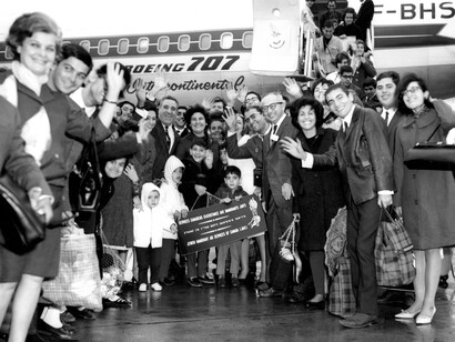 David Bier, Réfugiés sépharades arrivant à l’aéroport Dorval [aujourd’hui l’aéroport international Pierre-Elliott- Trudeau], Montréal, 1974. Archives juives canadiennes Alex Dworkin