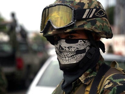 Um soldado mascarado