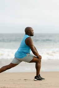 A recuperação não é um luxo ou uma pausa opcional — é uma etapa fundamental do treinamento. Isso já foi comprovado por inúmeros estudos científicos que investigam os mecanismos envolvidos na reparação muscular, no controle da inflamação e no reequilíbrio hormonal. Para atletas que treinam diariamente em alta intensidade, submetidos a estresse físico e mental constante, entender a importância da recuperação é essencial para evitar o esgotamento e garantir resultados duradouros