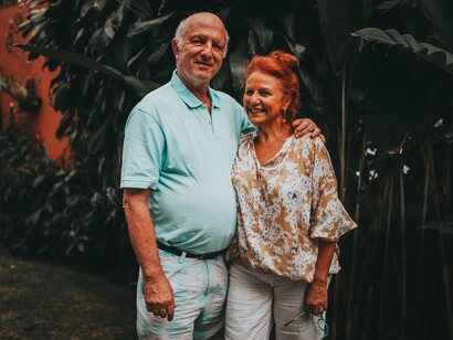 Um casal de idosos se abraça com carinho, transmitindo cumplicidade construída ao longo dos anos. Algumas histórias de amor parecem tão improváveis quanto inesquecíveis