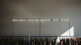 A produção sob encomenda e em pequenas séries ganha relevância neste contexto. Em vez de produzir grandes quantidades antecipadamente, muitas marcas optam por sistemas mais flexíveis, reduzindo excedentes e stocks parados. Esta mudança não só tem impacto ambiental positivo, como também contribui para uma relação mais equilibrada entre marcas e consumidores, baseada na expectativa, na escolha consciente e na valorização do tempo de produção. Pequenas colecções limitadas incentivam o consumo consciente e reforçam a percepção de exclusividade responsável