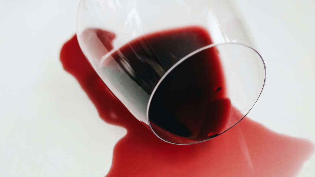 Vindo percorrendo a mesa após taça de vinho tombar 
