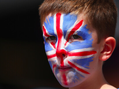 Un joven con la bandera británica en el rostro