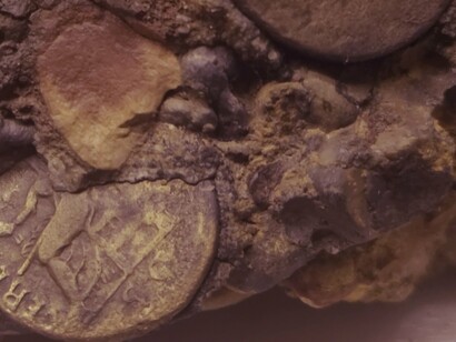 La prima moneta, che potrebbe essere un dupondio (doppio asse) dell’età di Claudio (41 – 54 d. C.), riporta al rovescio la dea Ceres seduta (con legenda CERES inequivocabile), foto di Francesco Ferlaino