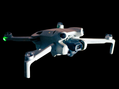 Explore as conexões entre as inovações tecnológicas de hoje e as visões futuristas de autores de ficção científica como William Gibson e Philip K. Dick