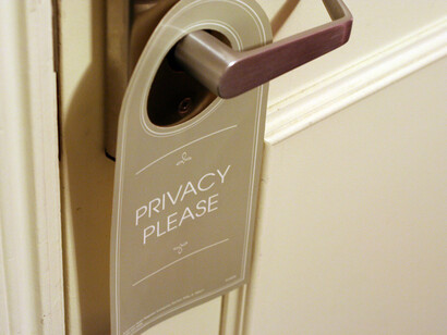Señal de privacidad en la puerta de una habitación de hotel
